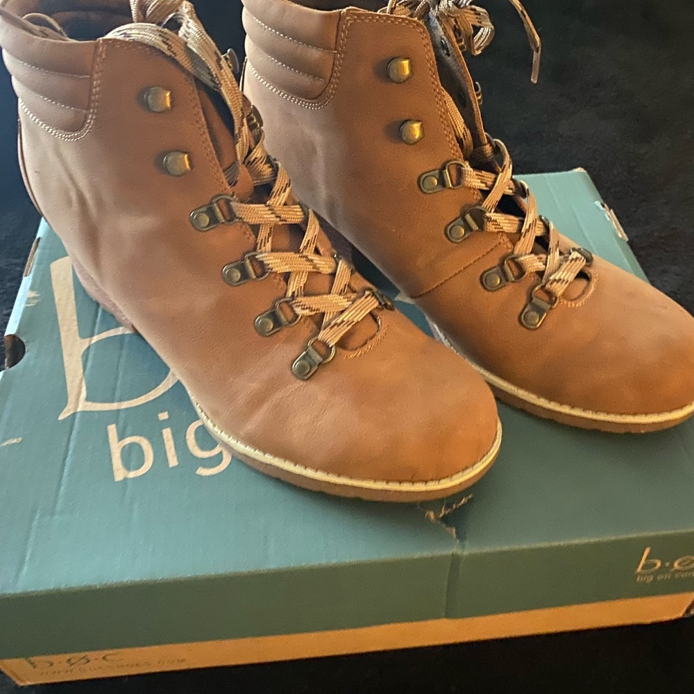 b.o.c. Women's Tan Ankle Boots
